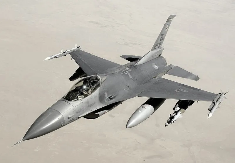 Jakie są koszty paliwa dla myśliwca F-16?